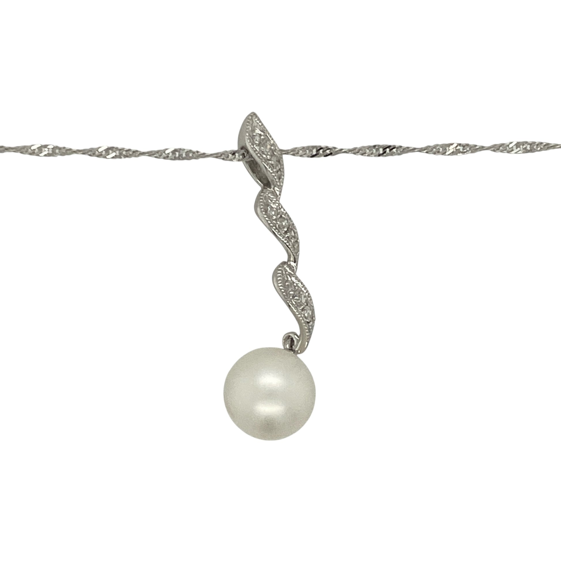 Add elegant movement and classic beauty to your collection with this pre-owned 9ct white gold twist pendant necklace, featuring a lustrous pearl and delicate diamond accents.
Design: The pendant measures 3.1cm in length and features a graceful twist design, set with a single 8mm pearl and accented by small diamonds for refined sparkle.
Material: Made from 9-carat white gold, the polished finish enhances the brilliance of the diamonds and the soft glow of the pearl.