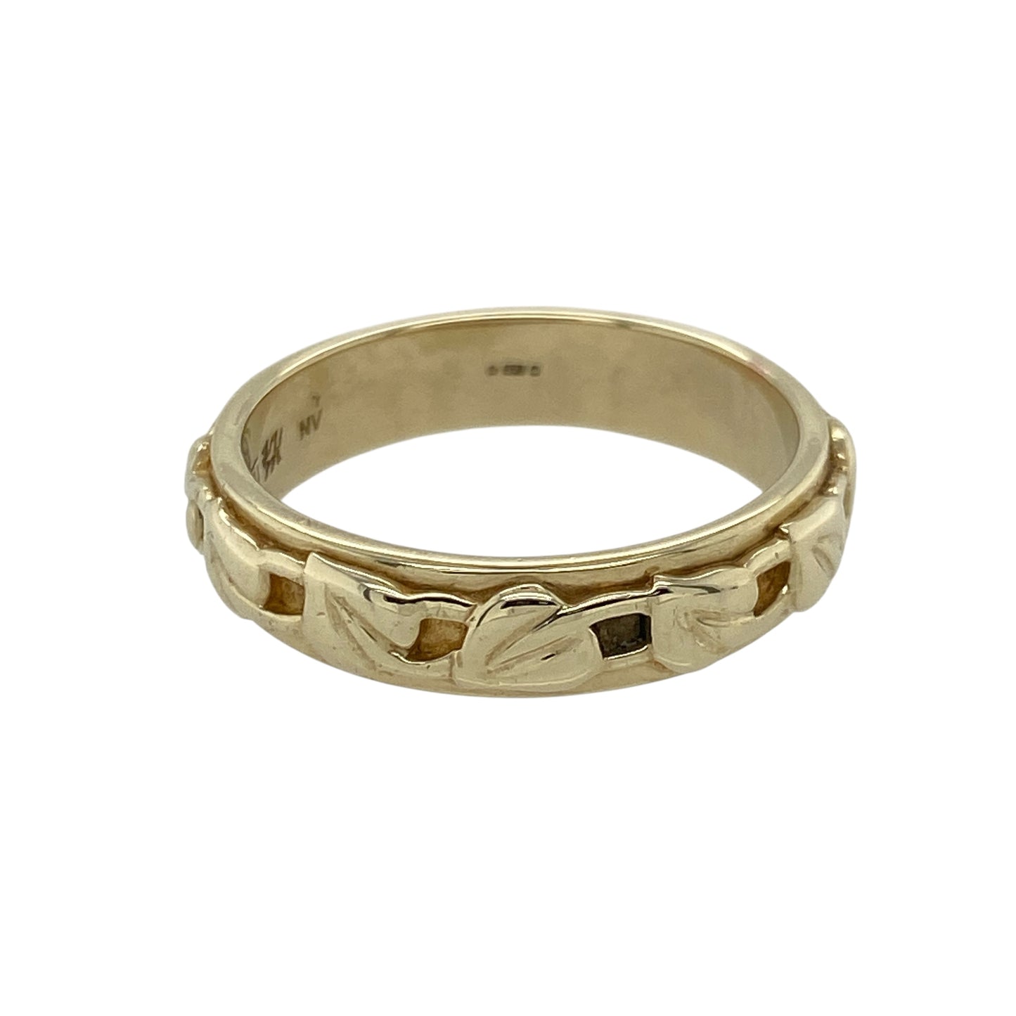 Celebrate connection, heritage, and love with this pre-owned 9ct yellow gold Clogau Tree of Life band ring—rich in symbolism and timeless in design.
Design: The 5mm wide band features Clogau’s iconic Tree of Life motif in flowing detail, representing growth, strength, and the continuity of life.
Material: Made from 9-carat yellow gold with rare Welsh gold included, this piece reflects Clogau’s commitment to craftsmanship and heritage.
