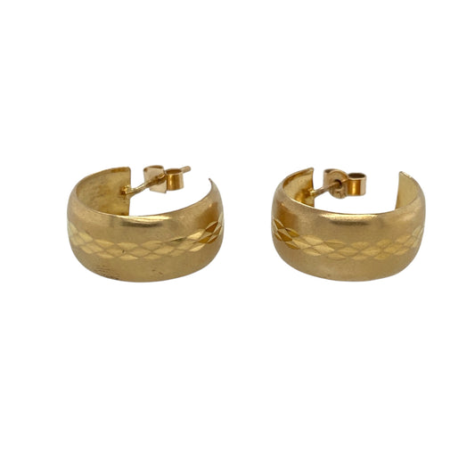 Classic with a touch of texture, these pre-owned 9ct yellow gold half hoop earrings offer timeless style with elegant detail—perfect for effortless everyday wear.
Design: Each earring features a half hoop shape with a delicate patterned finish, adding subtle texture to the sleek, curved form.
Material: Made from 9-carat yellow gold, the polished surface highlights the fine detailing and warm tone of the gold.