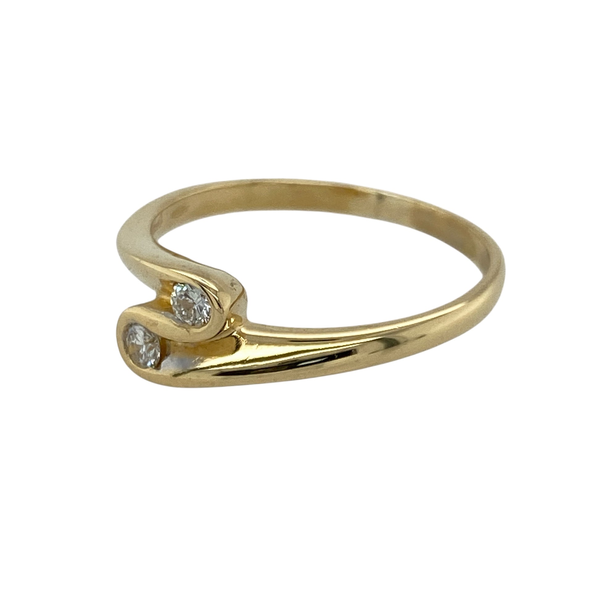 Graceful and eye-catching, this pre-owned 18ct yellow gold swirl ring features elegant curves and sparkling diamonds—perfect for adding refined movement and brilliance to any look.
Design: The ring showcases a 7mm high front with a flowing swirl design, beautifully set with two shimmering diamonds for a balanced and graceful finish.
Material: Made from 18-carat yellow gold, the rich polished finish enhances the fluid lines and the sparkle of the diamonds.