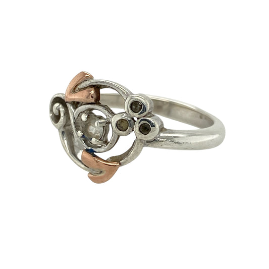 Bring symbolic beauty and delicate sparkle to your jewellery collection with this pre-owned 925 silver Clogau Tree of Life ring, featuring 9ct rose gold accents and white topaz—perfect for celebrating growth, strength, and connection.
Design: The ring features the iconic Tree of Life motif, measuring 13mm high at the front, accented with flowing 9ct rose gold vines and shimmering white topaz for a graceful, uplifting look.