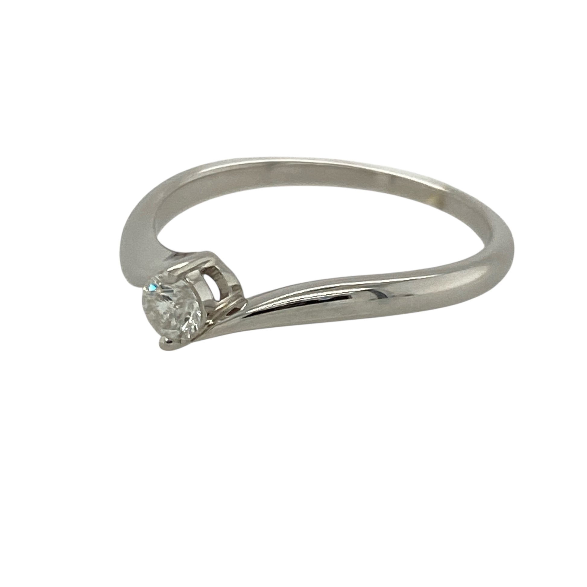 Bring modern elegance and subtle sparkle to your jewellery collection with this pre-owned 9ct white gold diamond off-set solitaire ring—perfect for both everyday wear and special occasions.
Design: The ring features a brilliant cut diamond of approximately 0.21ct, off-set for a contemporary twist on the classic solitaire style. The diamond has an approximate clarity of SI2 and colour G–J, offering a pleasing balance of brilliance and value.