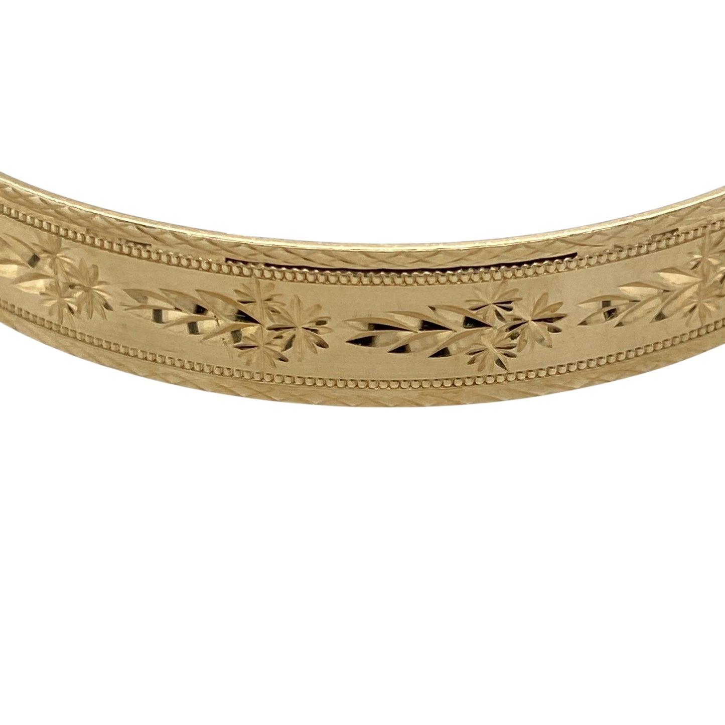Bring timeless style and versatile design to your collection with this pre-owned 9ct yellow gold patterned expanding bangle—perfect for adding elegance to any occasion.
Design: The bangle features a 9mm wide band with an intricate pattern, combining texture with classic appeal.
Material: Made from 9-carat yellow gold, the polished finish enhances the warm tone and highlights the detailed craftsmanship.