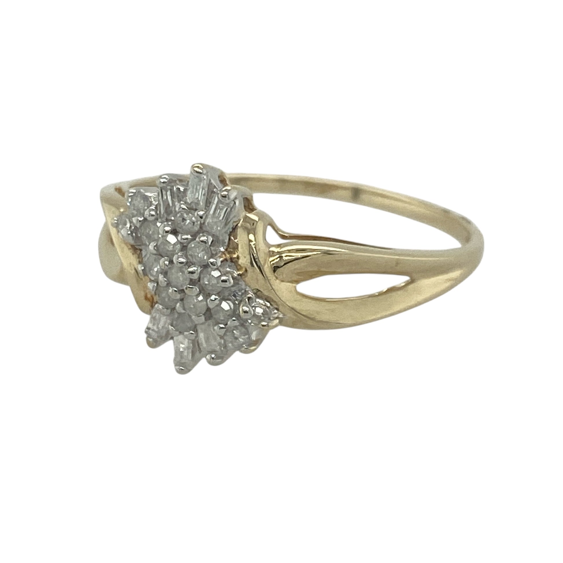 Bring elegant sparkle and refined detail to your collection with this pre-owned 9ct yellow gold diamond split shoulder cluster ring—a timeless design with eye-catching brilliance.
Design: The ring features an 11mm high cluster arrangement of brilliant and baguette cut diamonds, with a total diamond content of approximately 0.25ct. Split shoulders add extra detail and enhance the setting.