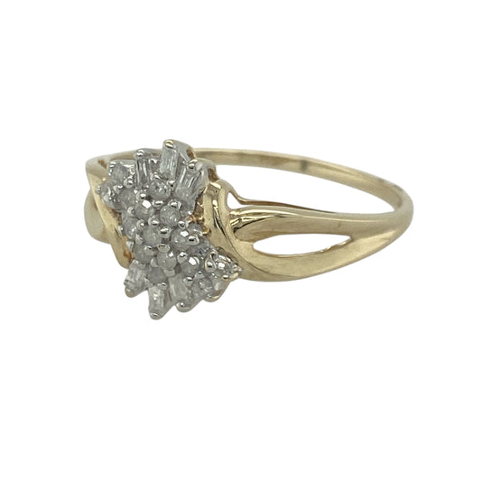 Bring elegant sparkle and refined detail to your collection with this pre-owned 9ct yellow gold diamond split shoulder cluster ring—a timeless design with eye-catching brilliance.
Design: The ring features an 11mm high cluster arrangement of brilliant and baguette cut diamonds, with a total diamond content of approximately 0.25ct. Split shoulders add extra detail and enhance the setting.