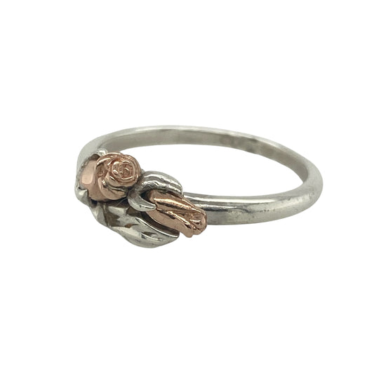 Bring romantic charm and symbolic beauty to your collection with this pre-owned Clogau silver and 9ct rose gold Glyn Rhosyn rose flower ring—a meaningful design inspired by nature.
Design: The ring features an intricately detailed rose flower motif, symbolising love and passion, enhanced with warm touches of rose gold.
Material: Made from sterling silver with 9-carat rose gold detailing, the polished finish highlights the elegant contrast between the metals.