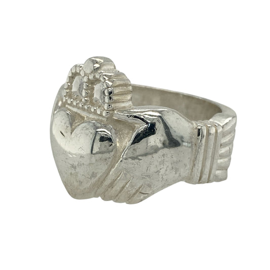 Celebrate tradition and bold style with this new 925 solid silver Claddagh ring, a substantial design symbolising love, loyalty, and friendshipβperfect as a meaningful statement piece.
Design: The ring features the classic Claddagh motif with hands, heart, and crown, measuring 21mm high for striking presence on the hand.
Material: Made from solid 925 sterling silver, the polished finish enhances durability while showcasing the iconic design in bold detail.
