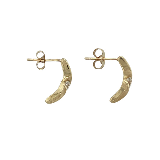 Bring sparkle and graceful design to your collection with these pre-owned 9ct yellow gold cubic zirconia twist bar stud earrings—an elegant choice for day-to-evening wear.
Design: Each earring features a sleek twist bar design, accented with a brilliant cubic zirconia stone measuring 3mm in diameter for added sparkle.
Material: Made from 9-carat yellow gold, the polished finish enhances the shine of the gold while complementing the brilliance of the stones.