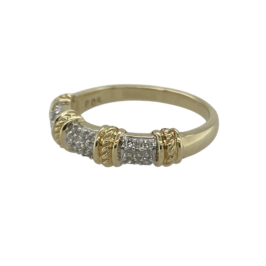 Bring texture and refined sparkle to your collection with this pre-owned 9ct yellow and white gold diamond band ringβa timeless design with elegant detail.
Design: The ring features a 5mm wide front, set with multiple diamonds in white gold, separated by rope-style yellow gold bars for a distinctive look.
Material: Made from 9-carat yellow and white gold, the polished finish enhances the contrast of tones and complements the brilliance of the diamonds.