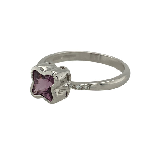 Bring vibrant colour and unique charm to your collection with this pre-owned 18ct white gold ring, featuring a four-leaf clover-shaped pink sapphire accented with diamonds.
Design: The ring showcases a 5mm by 5mm pink sapphire cut in a four-leaf clover shape, framed with sparkling diamonds for added brilliance and detail.
Material: Made from 18-carat white gold, the polished finish enhances the cool tone and complements the vivid pink of the sapphire and the sparkle of the diamonds.