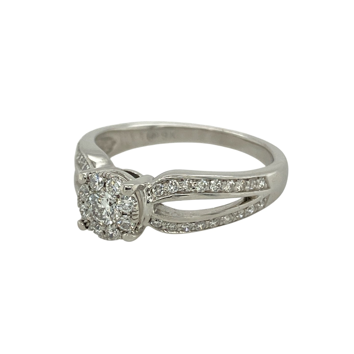 Bring refined sparkle and timeless elegance to your collection with this pre-owned 9ct white gold ring, styled with an illusion-set diamond cluster for maximum brilliance.
Design: The ring features a solitaire-style cluster of diamonds arranged in an illusion setting, giving the appearance of a larger central stone with a total diamond content of approximately 0.35ct.