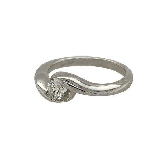 Bring refined sparkle and modern elegance to your collection with this pre-owned 18ct white gold solitaire ring, styled with a brilliant-cut diamond in a graceful twist design.
Design: The ring features a single round brilliant-cut diamond of approximately 0.20ct, held in a twisted setting that adds movement and contemporary charm.
Material: Made from 18-carat white gold, the polished finish enhances the cool tone and provides a luxurious backdrop for the diamond.