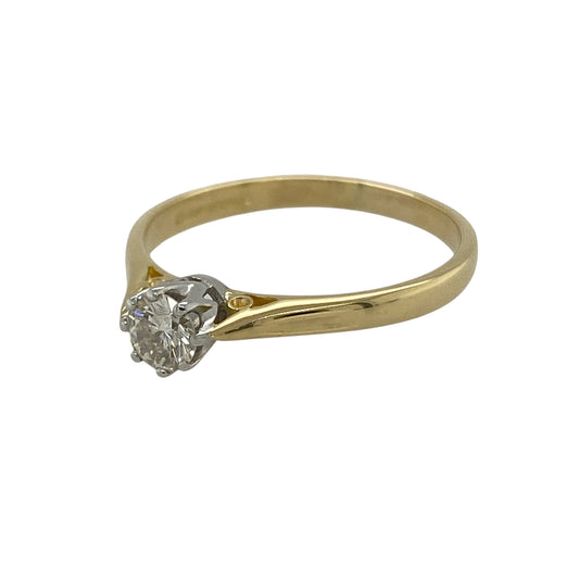 Bring classic elegance and refined sparkle to your collection with this pre-owned 18ct yellow gold solitaire ring, featuring a brilliant-cut diamond centrepiece.
Design: The ring is styled with a single round brilliant-cut diamond of approximately 0.28ct, with an estimated clarity of Si1 and colour K–M, offering timeless beauty.
Material: Made from 18-carat yellow gold, the polished finish enhances the warm tone and complements the brilliance of the diamond.
