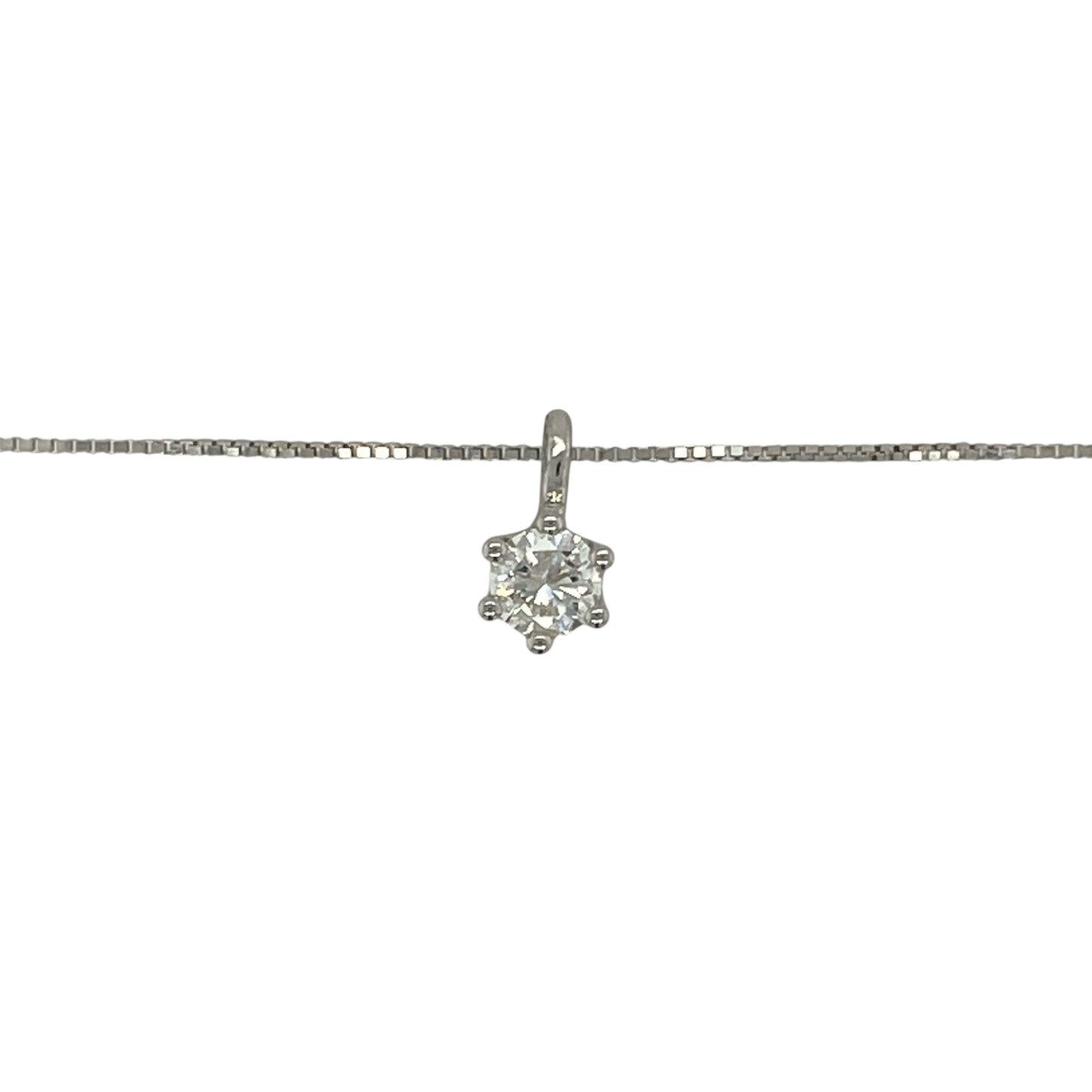 Bring timeless elegance and refined sparkle to your collection with this pre-owned 18ct white gold necklace, featuring a diamond solitaire pendant on a classic box chain.
Design: The pendant measures 0.9cm including the bail and holds a single brilliant-cut diamond of approximately 0.25ct, with an estimated clarity of Si1 and colour I–J.
Material: Made from 18-carat white gold, the polished finish enhances the cool tone and provides a luxurious setting for the diamond.