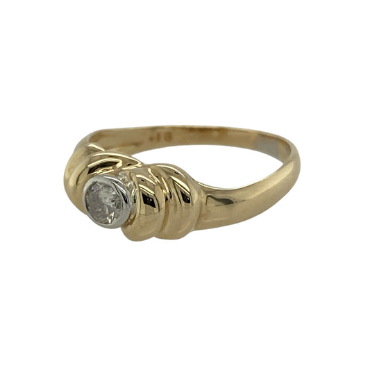 Add classic sparkle to your collection with this pre-owned 9ct yellow gold diamond solitaire ring, a timeless design with subtle detailing for everyday elegance.
Design: The ring features a central brilliant-cut diamond of approximately 0.18ct, complemented by shaped detailing along the shoulders for added character.
Material: Made in 9-carat yellow gold, the polished finish provides a warm and radiant backdrop that enhances the diamond’s brilliance.