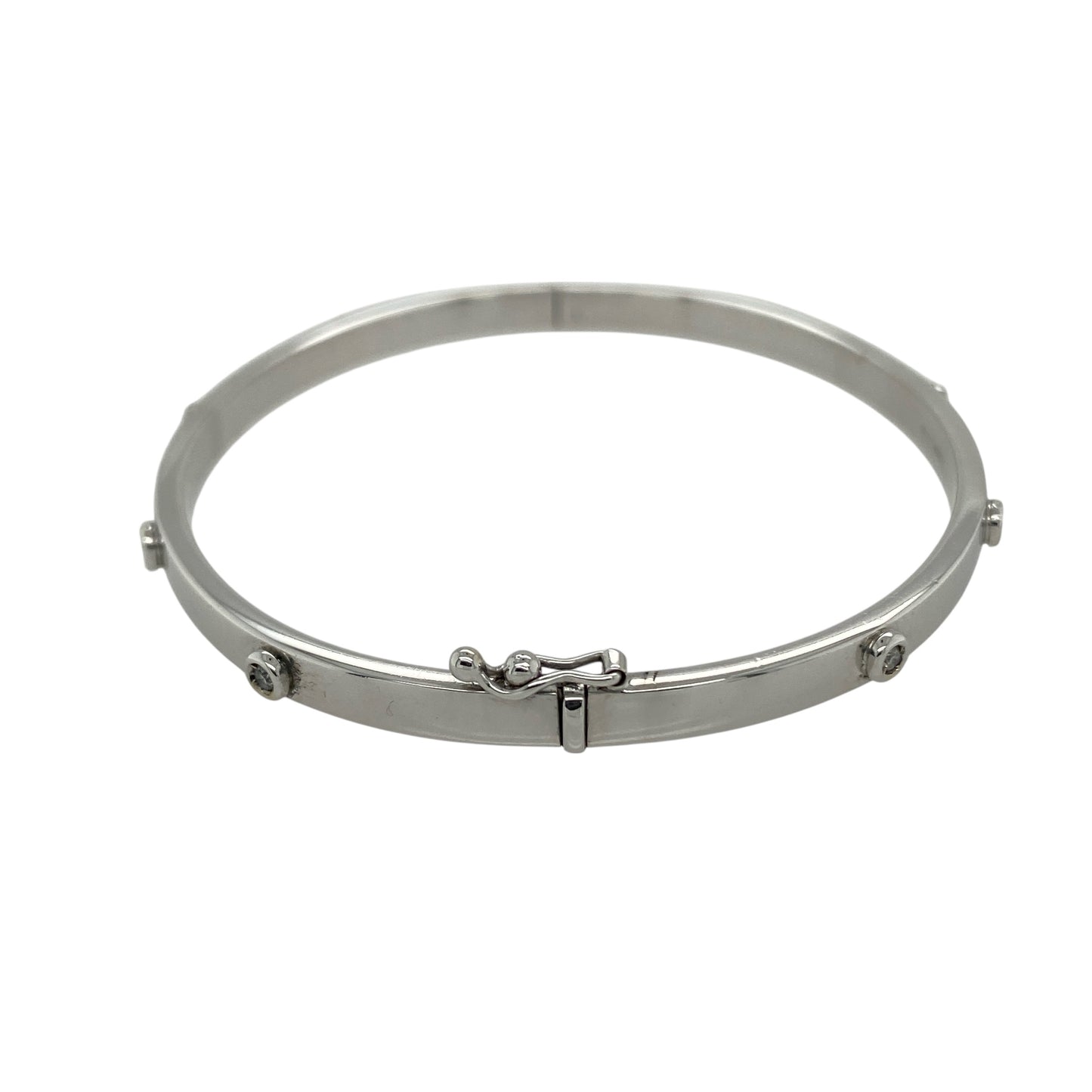 Add refined sparkle to your collection with this pre-owned 9ct white gold diamond hinged bangle, a timeless design with elegant detail.
Design: The bangle measures 4mm wide with a 6cm diameter and is set with eight diamonds across the front for subtle brilliance.
Material: Made in 9-carat white gold, the polished finish enhances the sleek tone and highlights the sparkle of the diamonds.