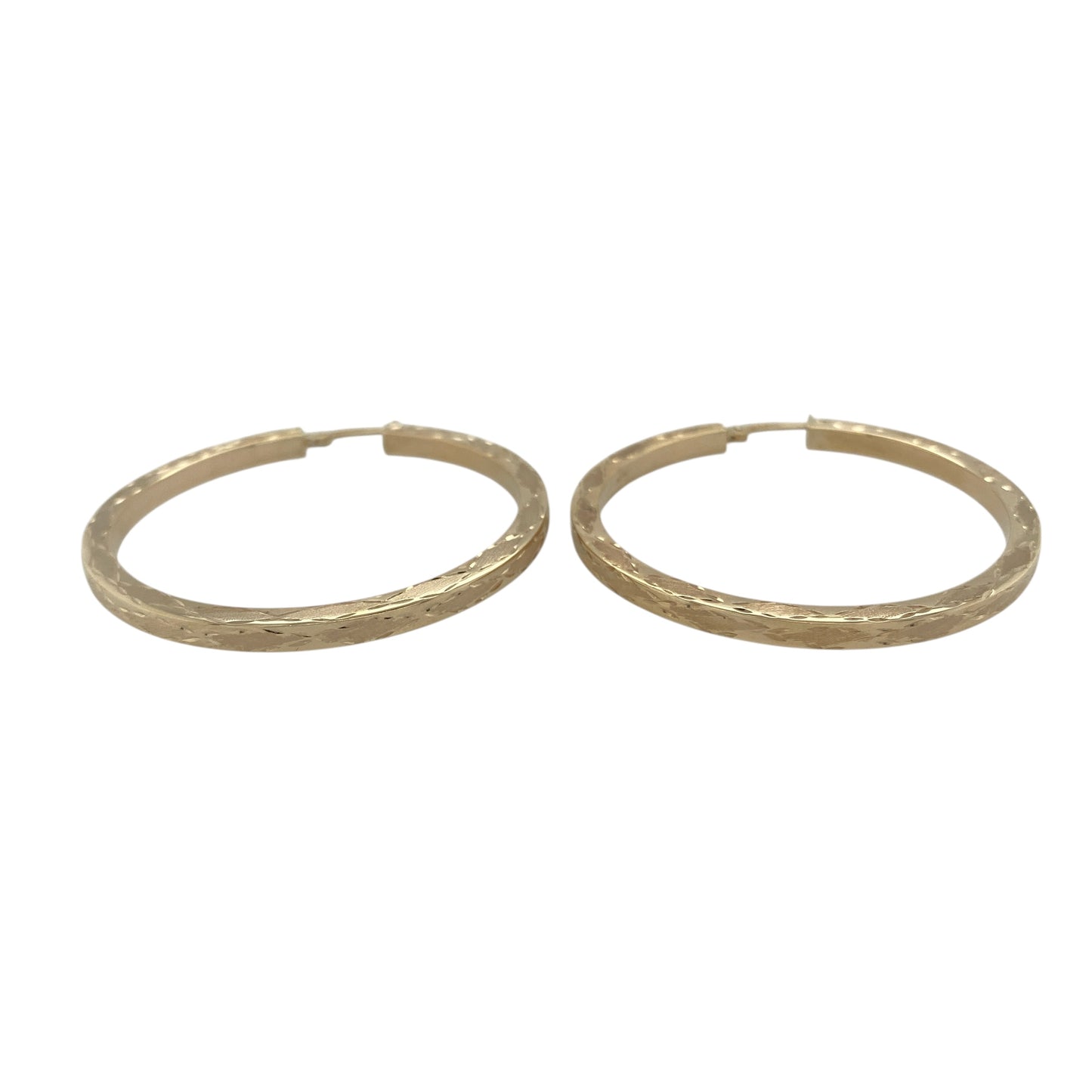 Bring bold style and timeless elegance to your collection with these pre-owned 9ct yellow gold large patterned hoop creole earrings, a statement pair perfect for elevating both everyday and evening looks.
Design: The earrings feature a large hoop creole shape with an intricate patterned surface, adding texture and eye-catching detail.
Material: Made from 9-carat yellow gold, the polished finish enhances the pattern while providing a warm and classic glow.