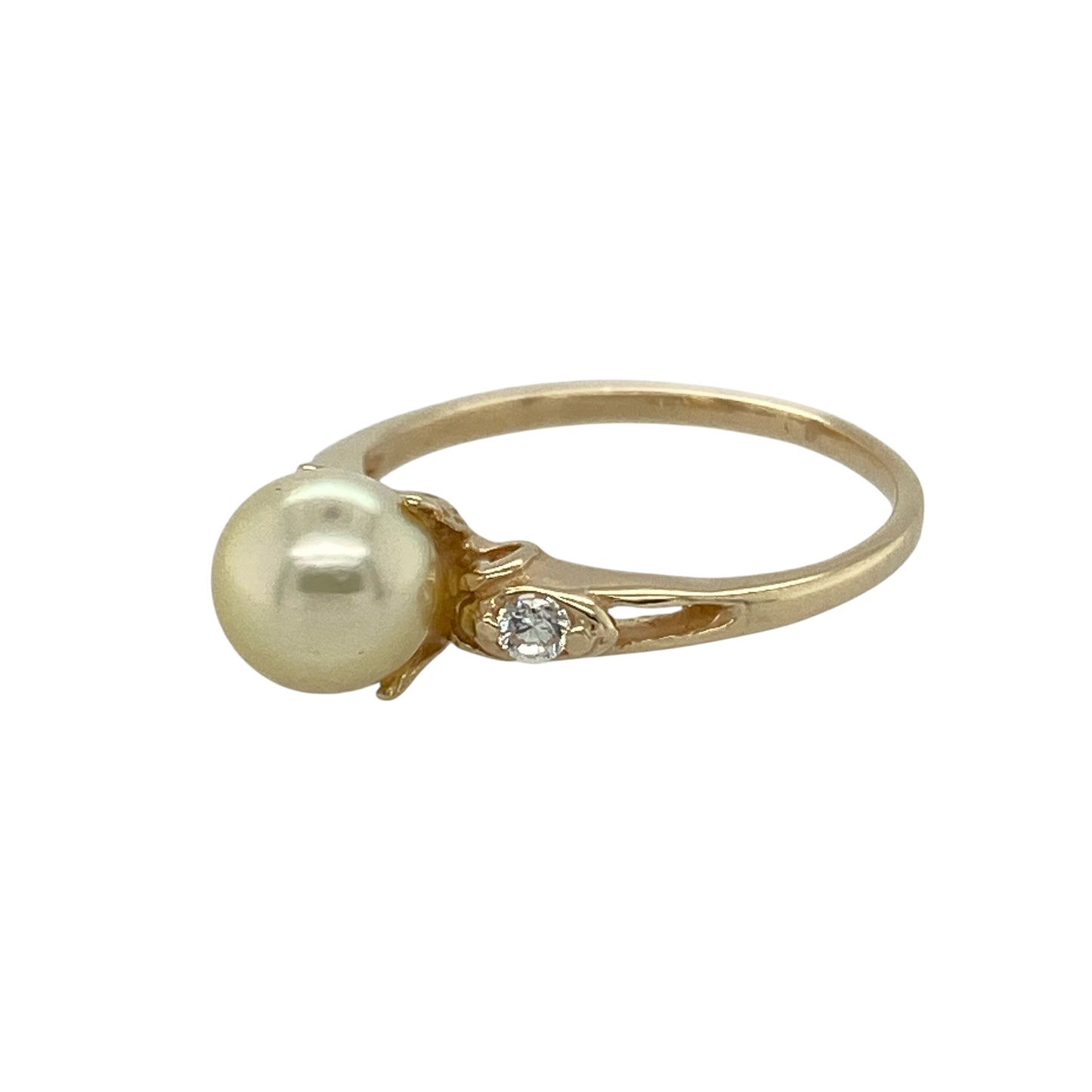 Bring soft elegance and timeless sparkle to your collection with this pre-owned 9ct yellow gold pearl and cubic zirconia ring, a graceful design perfect for both everyday wear and special occasions.
Design: The ring features a 6mm champagne-coloured synthetic pearl at the centre, flanked by a cubic zirconia stone on either side for a touch of brilliance.
Material: Made from 9-carat yellow gold, the polished finish complements the warm tone of the pearl and enhances the sparkle of the stones.