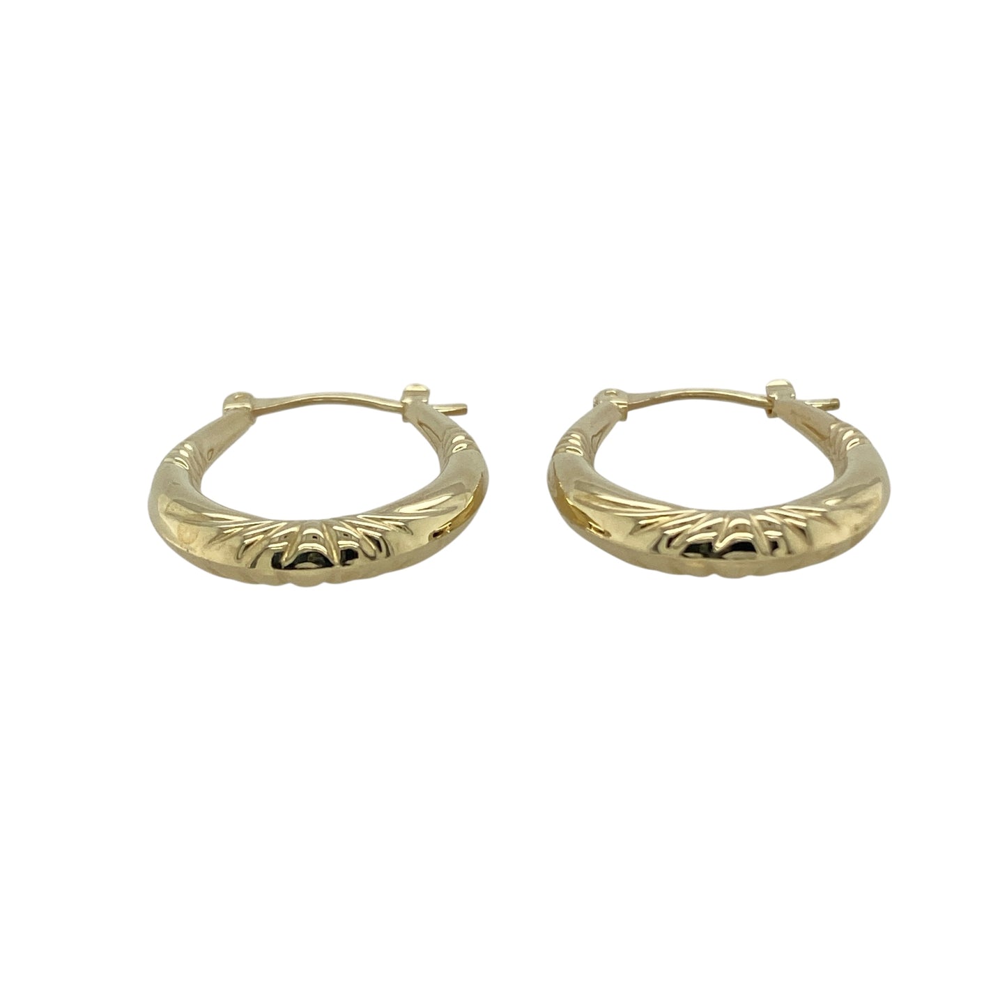 Bring elegant detail and timeless style to your collection with these pre-owned 9ct yellow gold patterned oval creole earrings, a versatile pair perfect for everyday wear or special occasions.
Design: The earrings feature a classic oval creole shape with a patterned surface, adding subtle texture and charm to a traditional style.
Material: Made from 9-carat yellow gold, the polished finish enhances the detailing while giving the earrings a warm glow.