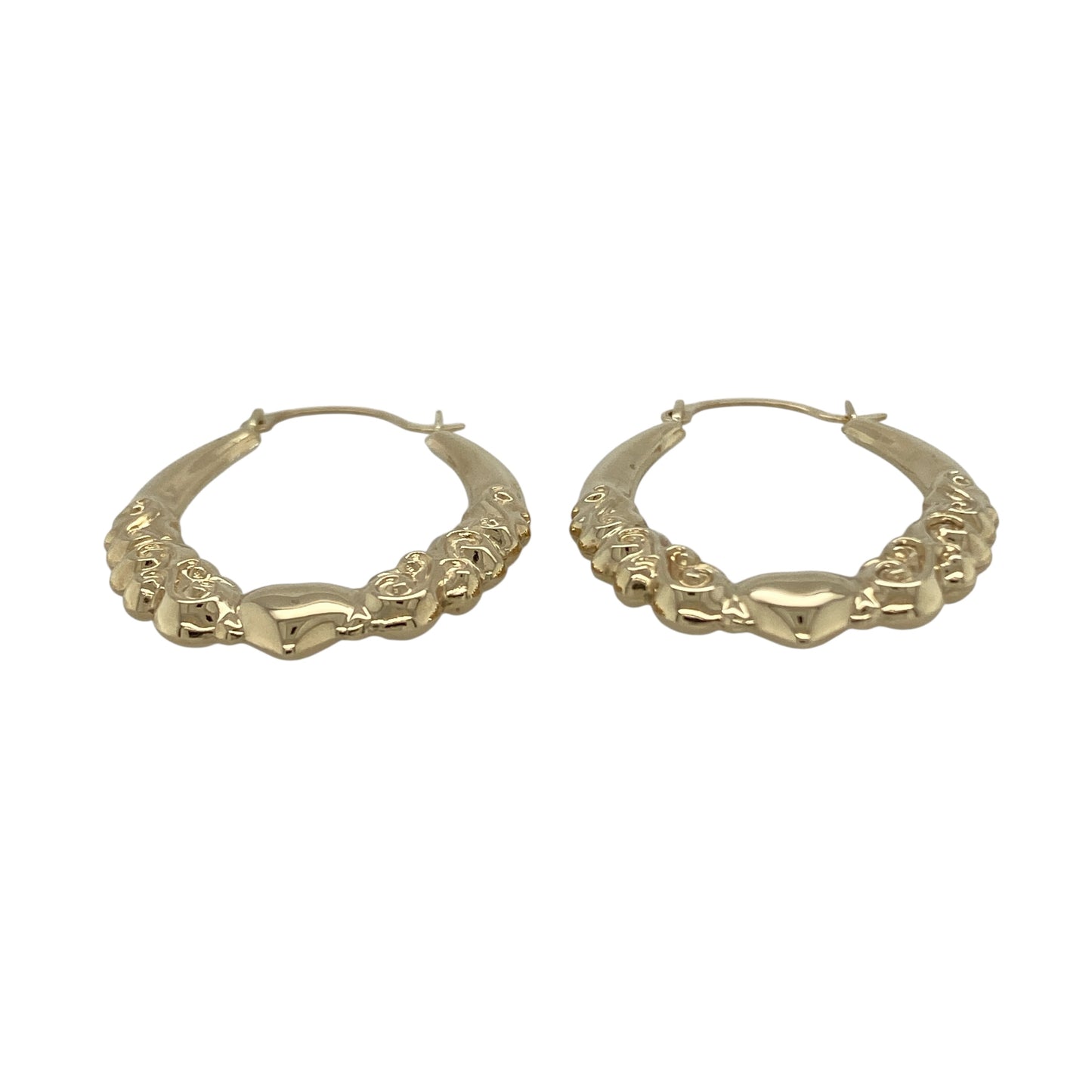 Bring romantic charm and classic style to your collection with these pre-owned 9ct yellow gold heart patterned oval creole earrings, a graceful design perfect for everyday wear or gifting.
Design: The earrings feature an oval creole shape decorated with a heart pattern, adding character and a touch of sentiment to a timeless style.
Material: Made from 9-carat yellow gold, the polished finish enhances the detailing while giving the earrings a warm glow.