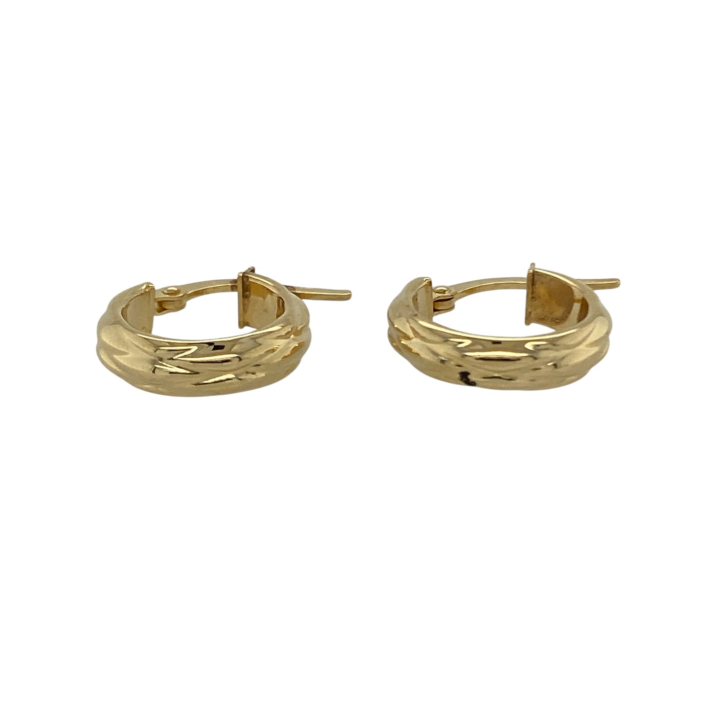 Bring refined detail and classic elegance to your collection with these pre-owned 18ct yellow gold small patterned hoop creole earrings, a timeless pair perfect for everyday wear.
Design: The earrings feature a small hoop creole shape with a patterned surface, adding subtle texture and charm.
Material: Made from 18-carat yellow gold, the polished finish highlights the detailing while giving the earrings a rich and luxurious glow.
