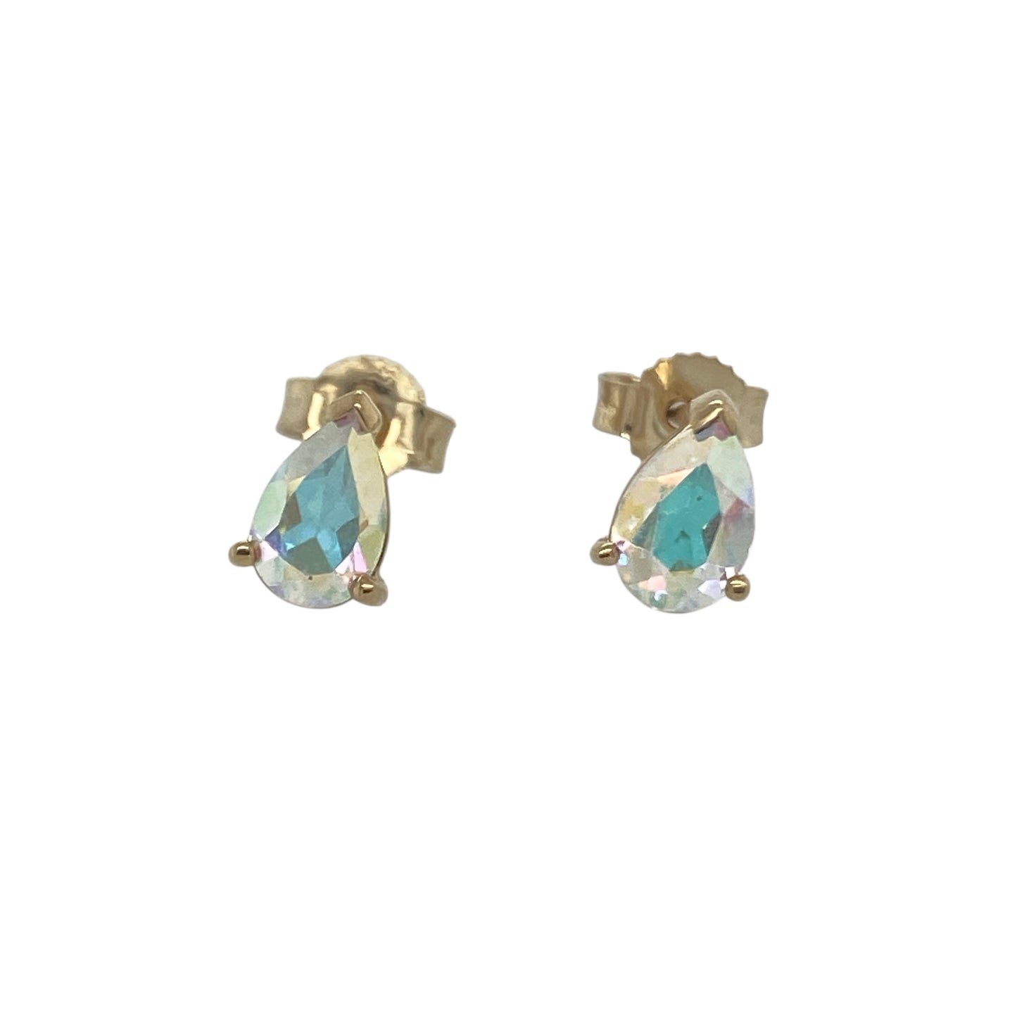 Bring vibrant colour and subtle elegance to your collection with these pre-owned 9ct yellow gold mystic topaz teardrop stud earrings, a delicate design with eye-catching appeal.
Design: Each earring features a teardrop-shaped mystic topaz, displaying a spectrum of iridescent colours for a striking finish.
Material: Made from 9-carat yellow gold, the polished setting enhances the vivid tones of the stones with a warm golden glow.