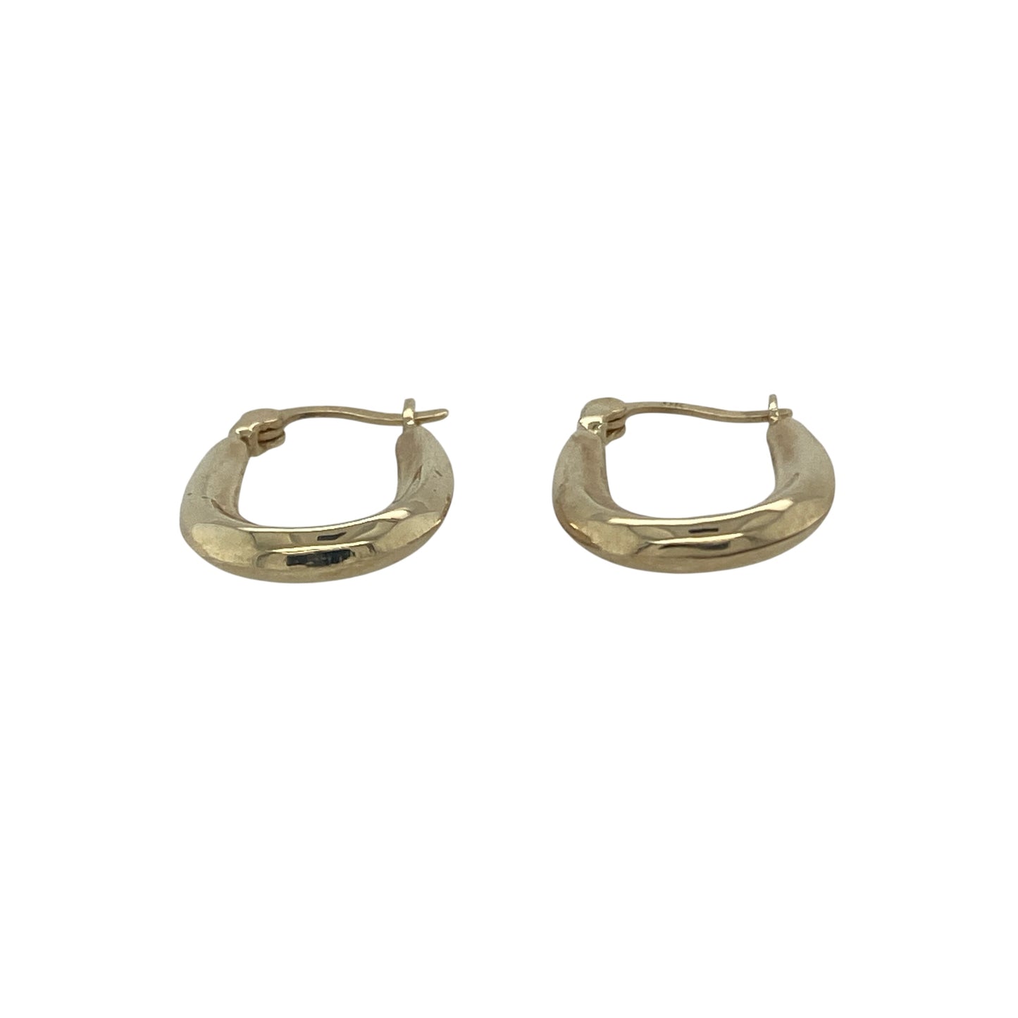 Bring classic simplicity and everyday elegance to your collection with these pre-owned 9ct yellow gold small oval creole earrings, a timeless design for versatile wear.
Design: Each earring features a sleek oval creole shape, offering a delicate and understated profile.
Material: Made from 9-carat yellow gold, the polished finish enhances the smooth design with a warm golden glow.