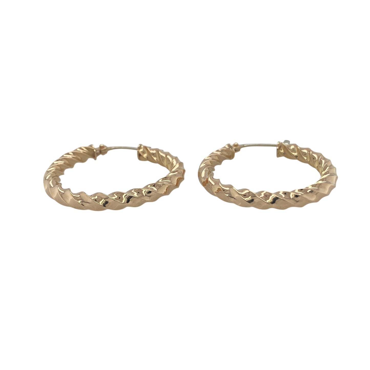Bring timeless elegance and golden radiance to your collection with these pre-owned 9ct yellow gold twisted hoop creole earrings, a classic design with subtle texture and shine.
Design: The earrings feature a traditional hoop creole style with a gentle twisted detail, adding depth and light-catching appeal.
Material: Made from 9-carat yellow gold, the polished finish enhances the warm tone and highlights the twist pattern.