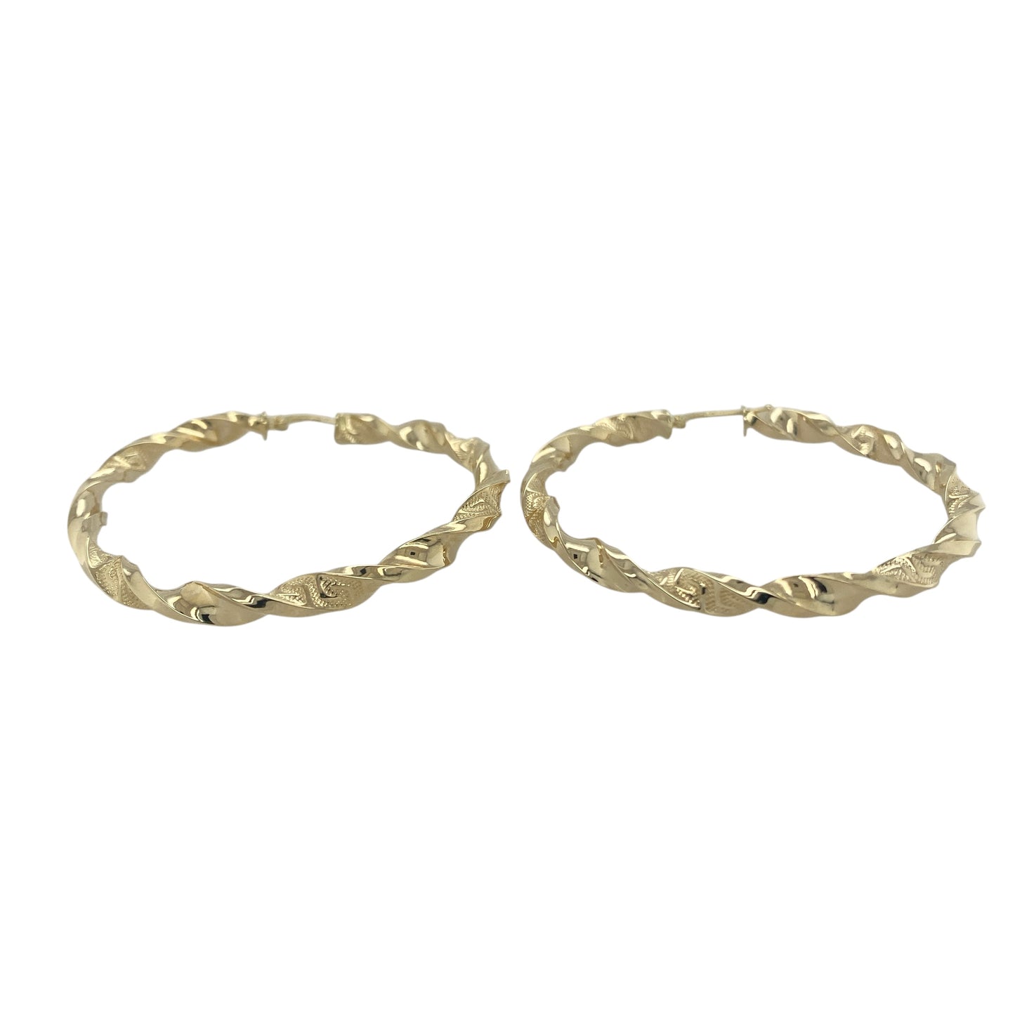 Bring bold detail and golden character to your collection with these pre-owned 9ct yellow gold twisted green key patterned large hoop creole earrings, combining classic form with intricate design.
Design: The earrings feature a large hoop creole shape with a twisted profile and a distinctive Greek key-style pattern, adding texture and unique appeal.
Material: Made from 9-carat yellow gold, the polished finish enhances the warm tone and highlights the intricate patterning.