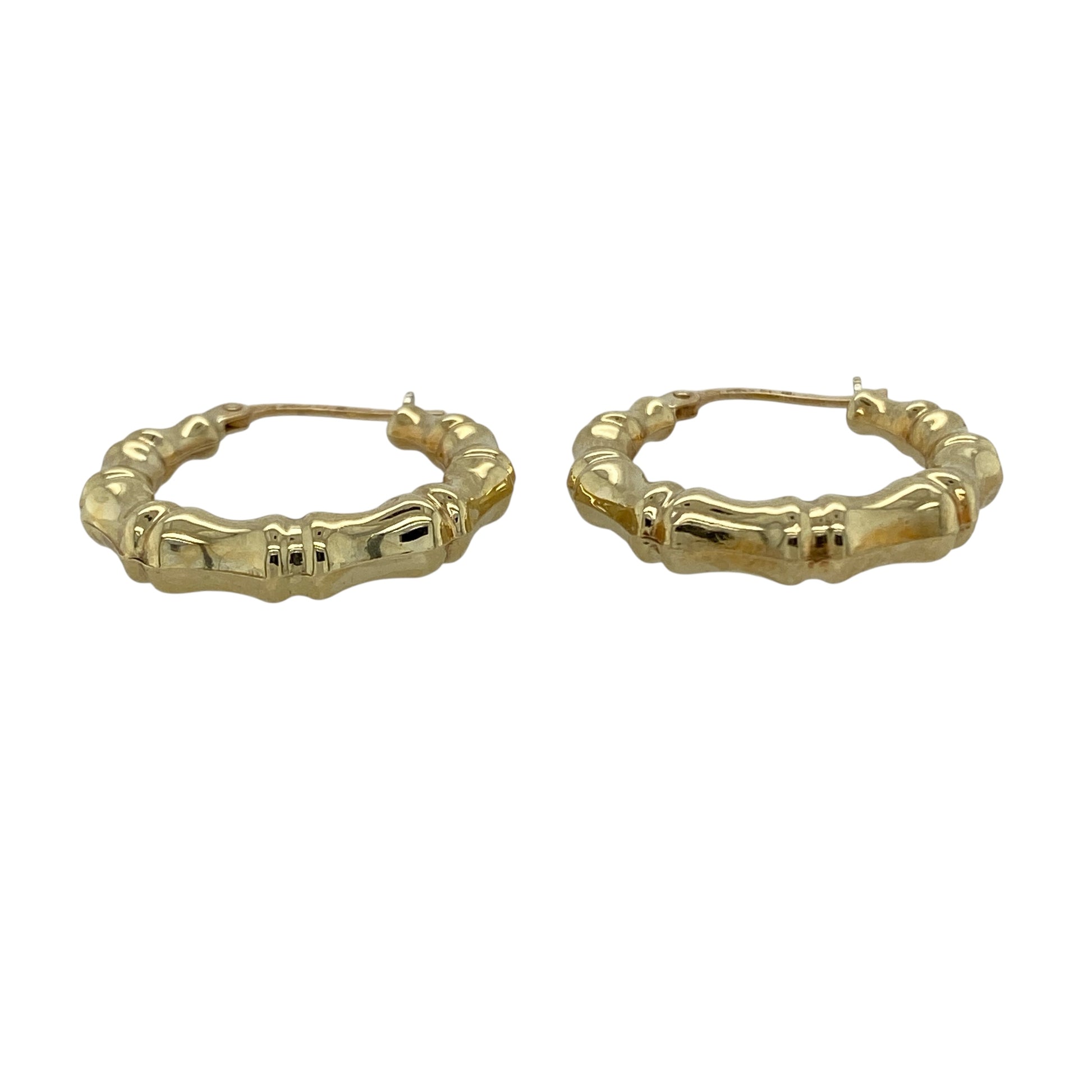 Bring unique texture and golden character to your collection with these pre-owned 9ct yellow gold bamboo hoop creole earrings, a stylish twist on a classic design.
Design: The earrings feature a traditional hoop creole shape with a bamboo-inspired pattern, adding distinctive detail and depth.
Material: Made from 9-carat yellow gold, the polished finish enhances the warm tone and highlights the textured design.