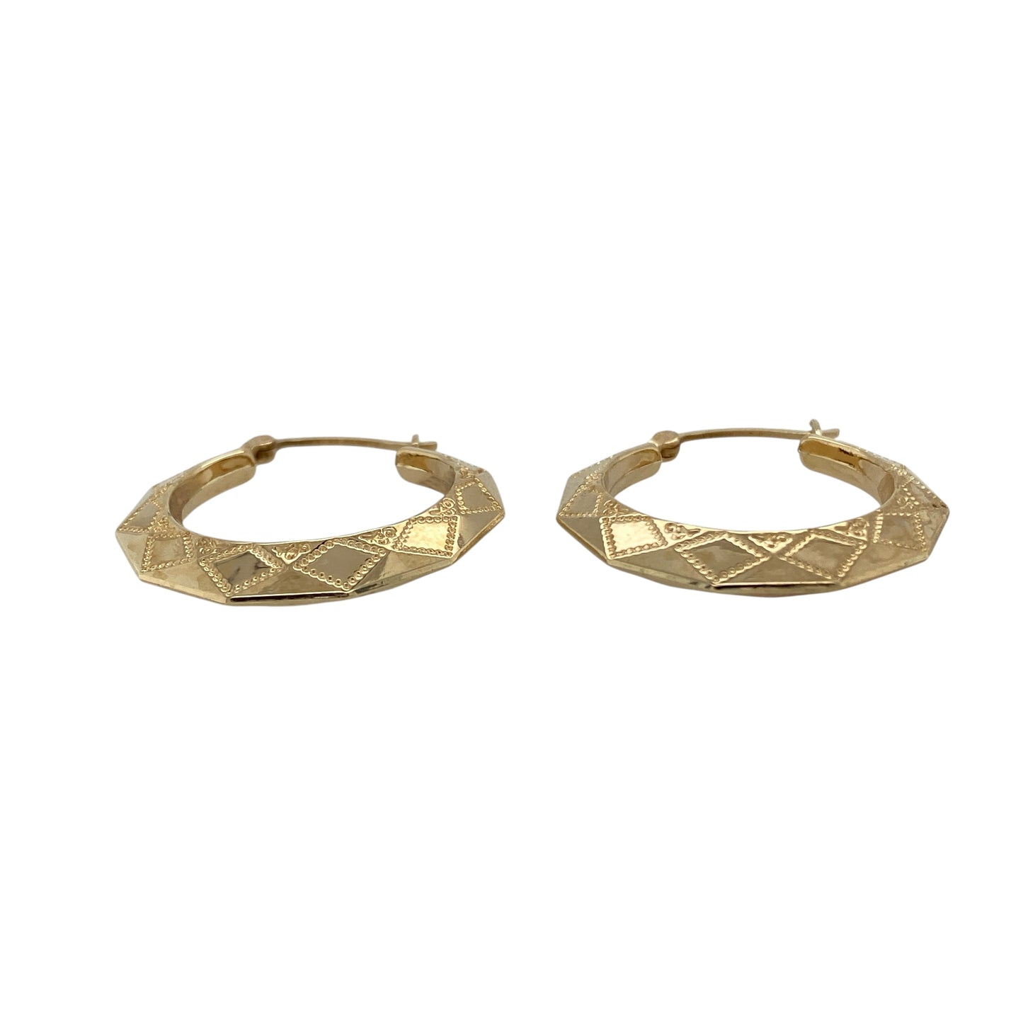 Bring golden detail and timeless charm to your collection with these pre-owned 9ct yellow gold patterned hoop creole earrings, a versatile design with elegant appeal.
Design: The earrings feature a classic hoop creole shape with intricate patterning, adding depth, texture and refined character.
Material: Made from 9-carat yellow gold, the polished finish enhances the warm tone and highlights the detailed design.