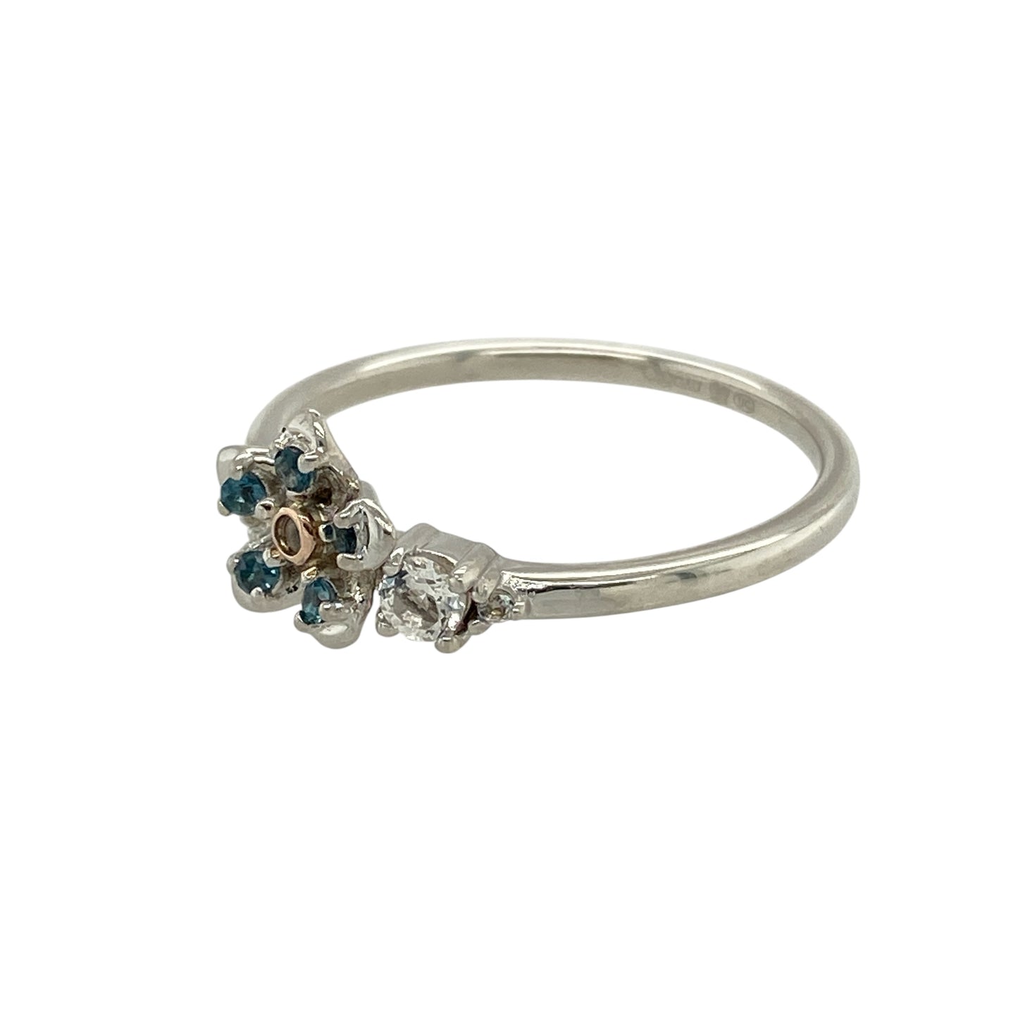 Bring floral elegance and meaningful charm to your collection with this pre-owned Clogau Forget Me Not flower ring in silver, 9ct rose gold, and topaz—a delicate design symbolising remembrance and enduring love.
Design: The ring features an 8mm flower motif adorned with blue and white topaz stones, highlighted with 9ct rose gold accents for a soft and romantic finish.