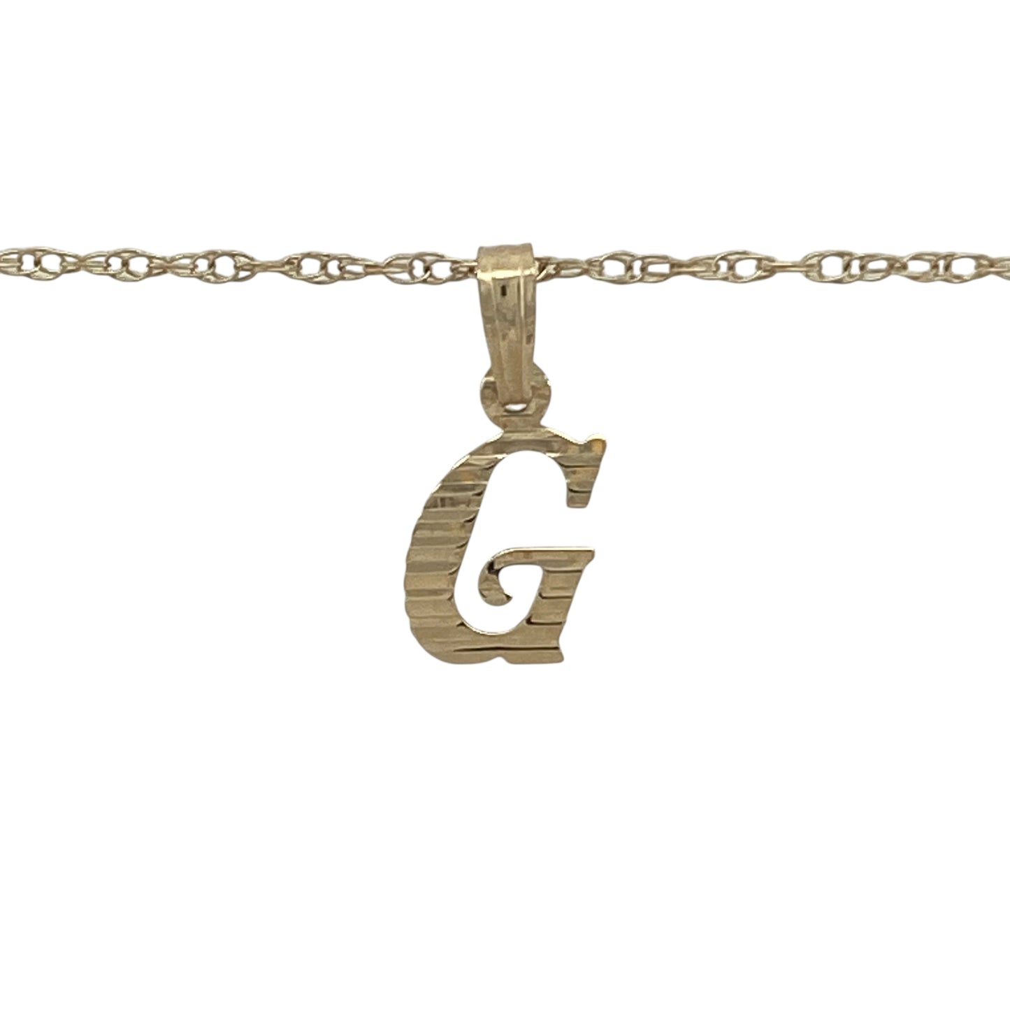 Bring personal charm and timeless style to your collection with this pre-owned 9ct yellow gold patterned initial ‘G’ pendant, paired with an 18-inch Prince of Wales chain for a classic finish.
Design: The pendant measures 1.7cm long including the bail and features the letter ‘G’ with a patterned finish, adding texture and individuality.
Material: Made from 9-carat yellow gold, the polished surface enhances the intricate patterning and warm golden tone.