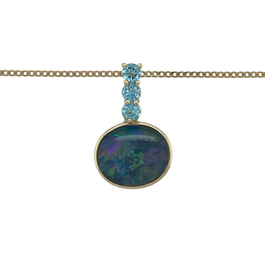 Bring vibrant colour and distinctive style to your collection with this pre-owned 9ct yellow gold opalique doublet and blue topaz pendant, paired with a 20-inch curb chain for a striking finish.
Design: The pendant measures 2.4cm long including the topaz-set bail and showcases a 12mm by 14mm opalique doublet, accented by two 4mm round blue topaz stones for added brilliance and contrast.