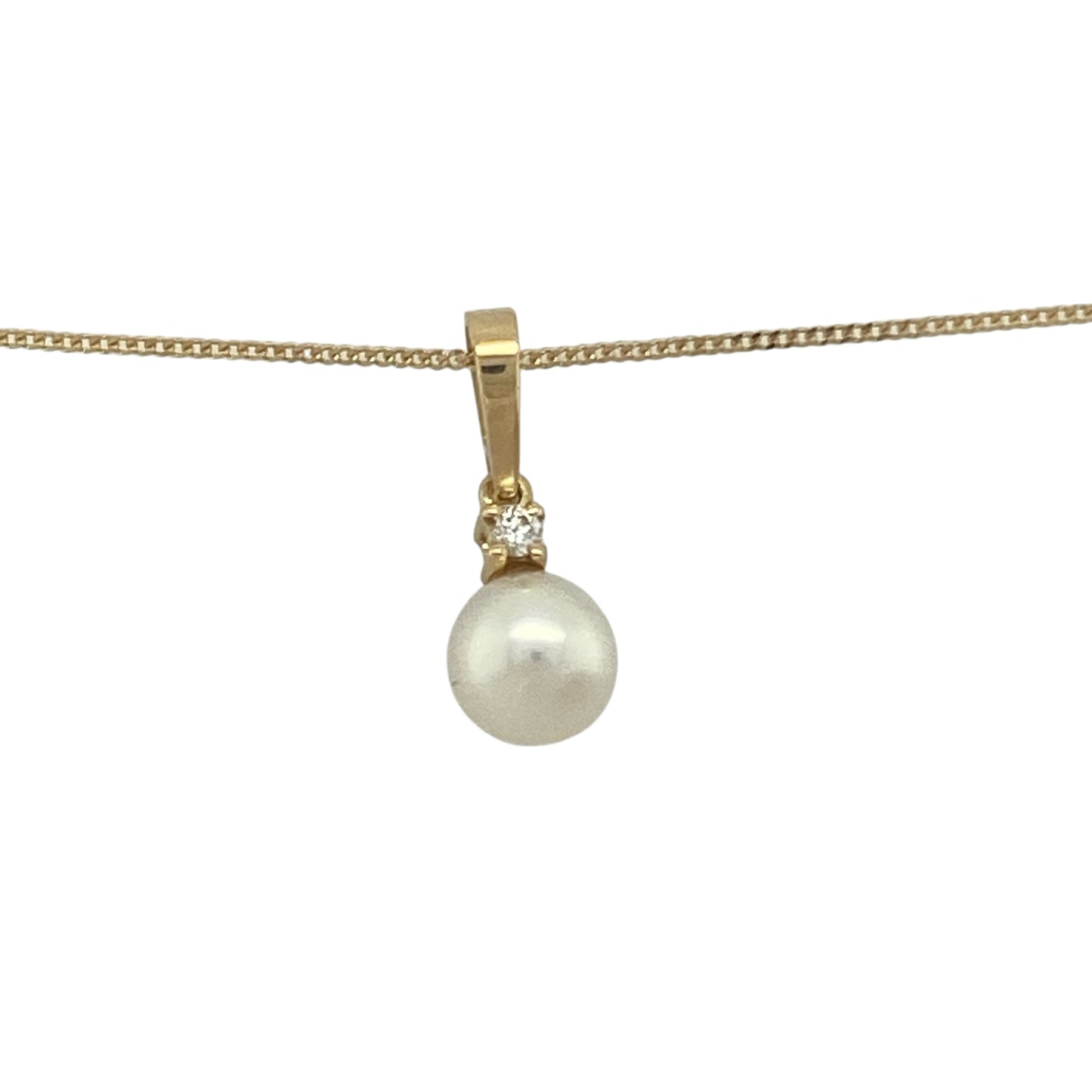 Bring timeless elegance and refined beauty to your collection with this pre-owned 18ct yellow gold diamond and pearl pendant necklace, a graceful design perfect for special occasions or everyday sophistication.
Design: The pendant measures 1.7cm long including the bail and features a lustrous 7mm pearl, accented with sparkling diamonds for a touch of brilliance.