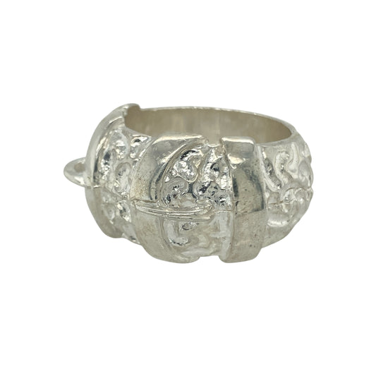 Bring bold design and distinctive craftsmanship to your collection with this new solid 925 silver double buckle patterned ring, a statement piece with timeless character.
Design: The ring features an 18mm high front styled in a detailed double buckle design, showcasing intricate patterning and a strong, eye-catching look.
Material: Made from solid 925 sterling silver, the polished finish enhances the bold design and highlights the detailed craftsmanship throughout.