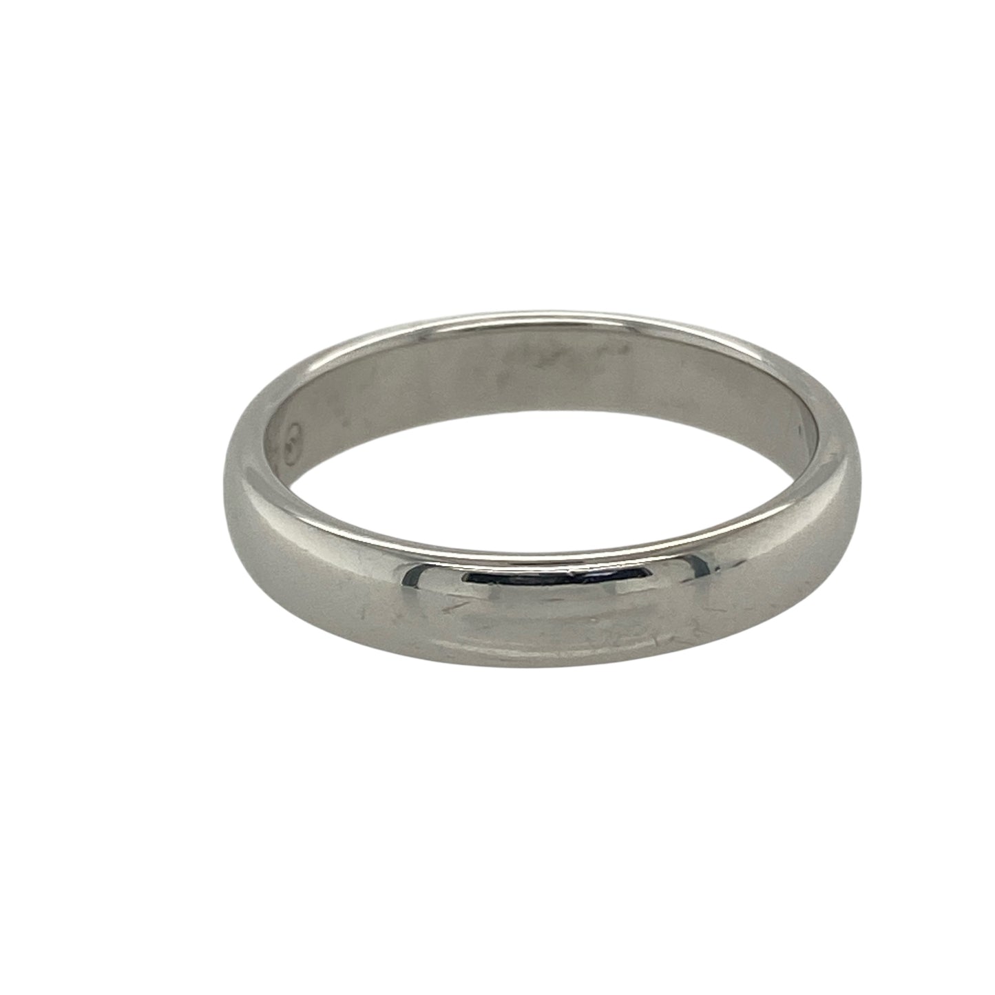 Bring elegance and heartfelt meaning to your collection with this pre-owned 9ct white gold Clogau Cariad wedding band ring—a refined design symbolising love and devotion.
Design: The ring features the iconic Clogau Cariad inscription, meaning “beloved” in Welsh, celebrating the bond between two hearts. Its smooth, polished finish offers a timeless and understated look suitable for both men and women.