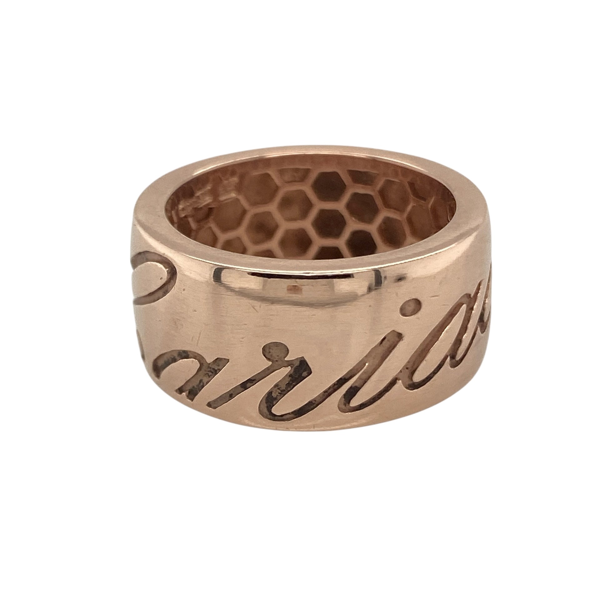 Bring warmth, elegance, and heartfelt meaning to your collection with this pre-owned 9ct rose gold Clogau Cariad wide band ring—a bold and beautiful expression of love and connection.
Design: The ring features Clogau’s signature Cariad inscription, meaning “beloved” in Welsh, symbolising deep affection and enduring commitment. Its wide band design makes a confident statement while retaining the romantic charm of Clogau’s craftsmanship.