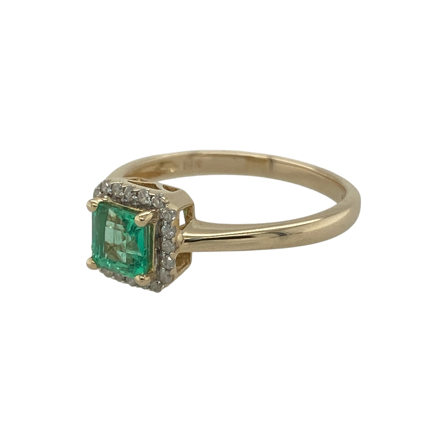 Bring elegance and vibrant colour to your collection with this pre-owned 14ct yellow gold diamond and emerald halo ring—a refined design that combines timeless sparkle with classic sophistication.
Design: The ring features a vivid 5mm by 5mm square-cut emerald at the centre, surrounded by a halo of brilliant-cut diamonds that enhance its rich green tone and add radiant sparkle. The halo design creates a luxurious and eye-catching effect.
