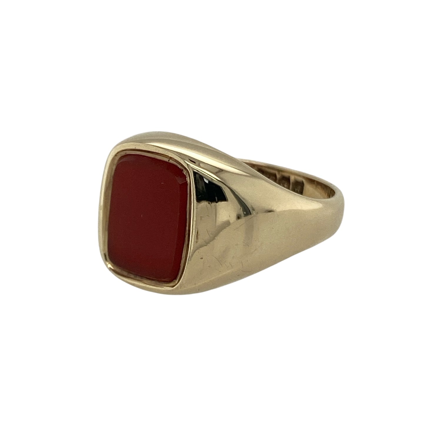 Bring warmth, style, and vintage charm to your collection with this pre-owned 9ct yellow gold carnelian signet ring—a refined piece that blends timeless design with rich, earthy colour.
Design: The ring features a rectangular carnelian gemstone measuring 9mm by 7mm, displaying its signature deep orange-red hue that symbolises vitality and strength. The smooth, polished surface gives the ring a sleek and elegant finish.