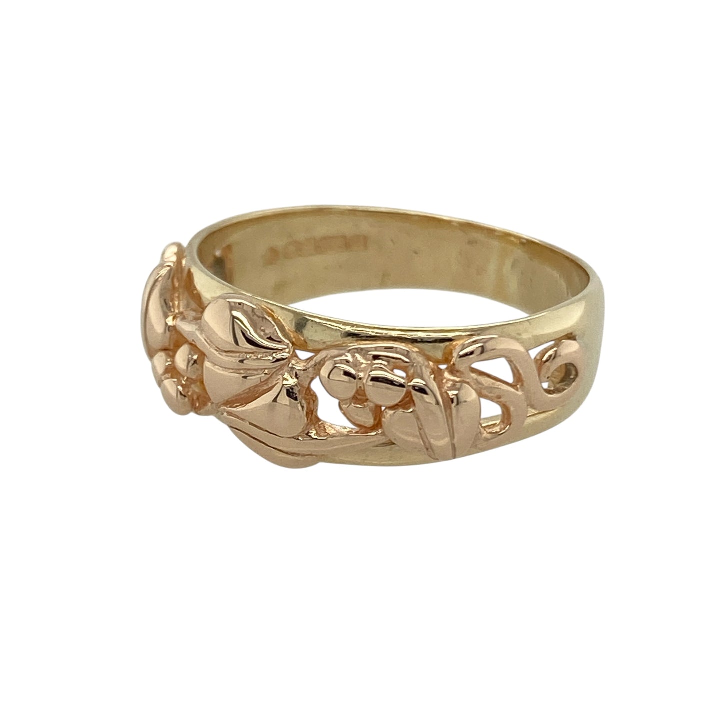 Bring symbolic elegance and heritage style to your collection with this pre-owned Clogau Tree of Life ring in 9ct yellow and rose gold—a meaningful design representing growth, strength, and harmony.
Design: The ring features an 8mm wide front adorned with the iconic Tree of Life motif, blending yellow and rose gold for a distinctive two-tone finish.
Material: Made from 9-carat yellow and rose gold, the polished surface enhances the intricate detailing and warm tones of the design.
