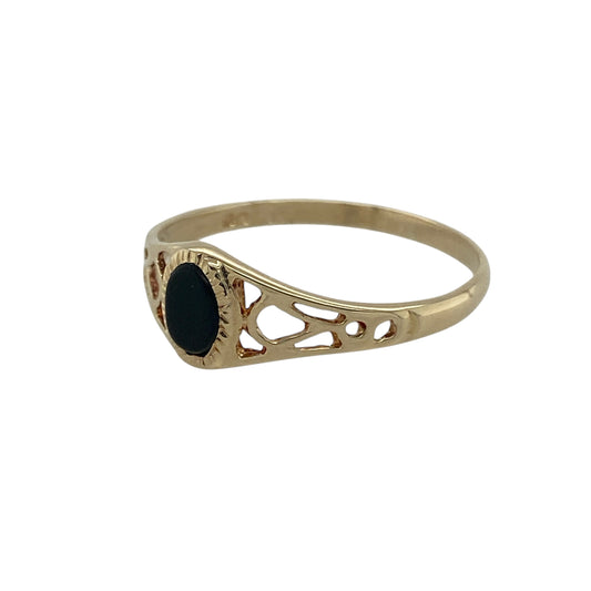 Bring classic elegance and refined detail to your collection with this pre-owned 9ct yellow gold onyx signet ring—a timeless design enhanced by graceful craftsmanship and subtle contrast.
Design: The ring features an oval-shaped onyx stone measuring approximately 5mm by 3mm, displaying a deep black hue that contrasts beautifully with the gold setting. The shoulders feature an openwork pattern, adding lightness and decorative charm to the design.