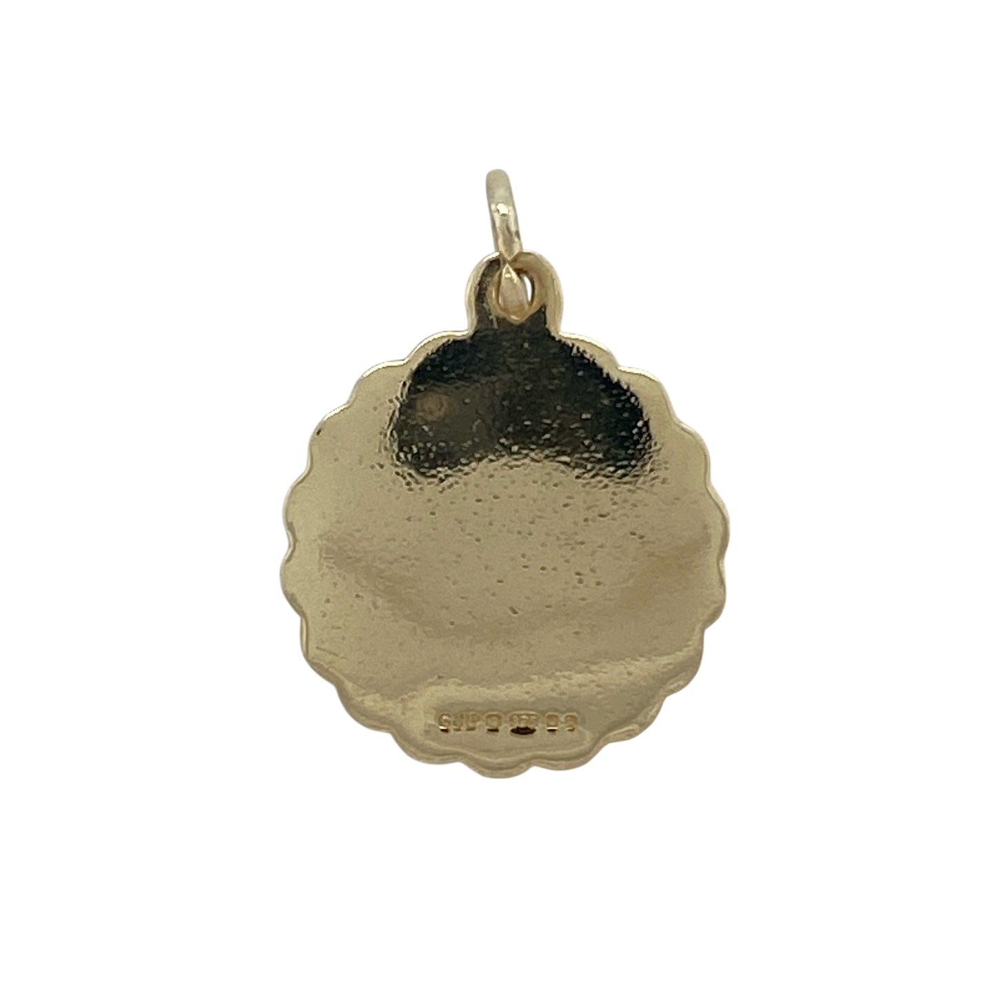 Bring faith, protection, and timeless elegance to your collection with this pre-owned 9ct yellow gold scalloped edge St Christopher pendant—a beautifully detailed piece symbolising safe travels and guidance.
Design: The pendant features a finely detailed depiction of St Christopher, the patron saint of travellers, framed by a scalloped edge that adds texture and classic charm. The polished finish enhances the intricate design, creating a refined and radiant look.