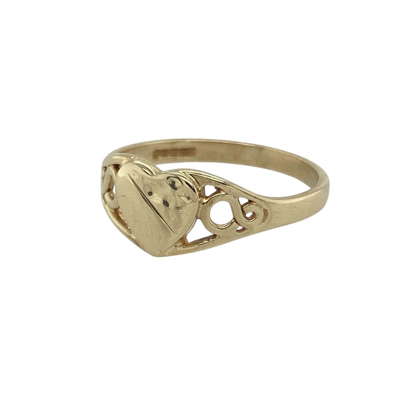 Bring delicate charm and classic style to your collection with this pre-owned 9ct yellow gold patterned heart signet ring, combining timeless sentiment with elegant detail—perfect for everyday wear or as a meaningful keepsake.
Design: The ring features a heart-shaped face measuring 6mm high, adorned with a subtle patterned design that adds texture and a touch of individuality.