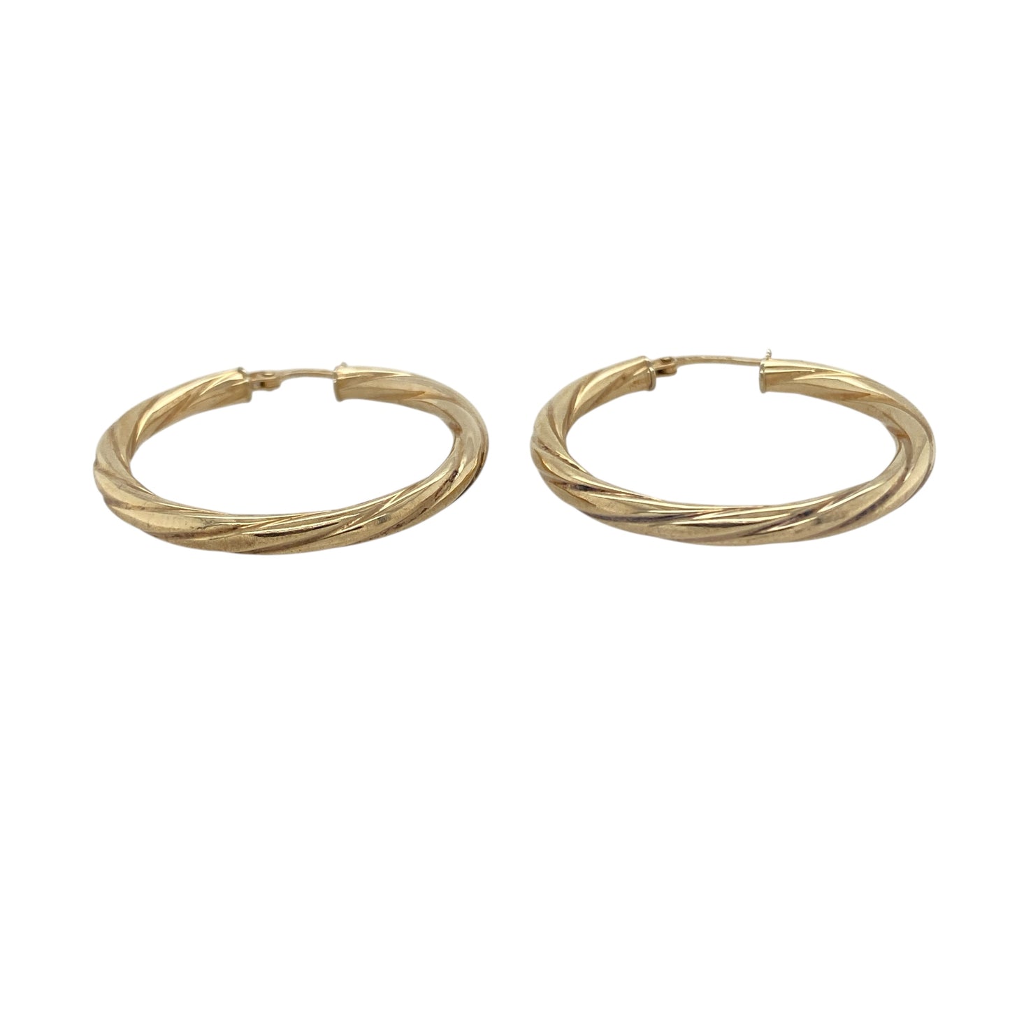Bring timeless elegance and radiant shine to your collection with these pre-owned 9ct yellow gold twisted hoop creole earrings, combining classic design with refined detail—perfect for everyday wear or special occasions.
Design: The earrings feature a graceful twisted hoop creole design that reflects the light beautifully, adding texture and dimension to a traditional silhouette.