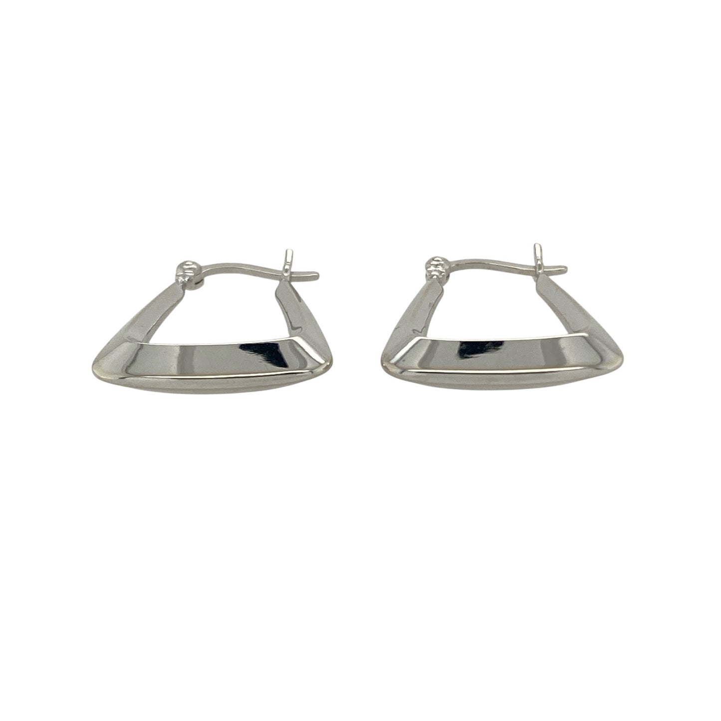 Bring contemporary charm and polished elegance to your collection with these pre-owned 9ct white gold handbag creole earrings, combining playful design with refined sophistication—perfect for everyday wear or special occasions.
Design: The earrings feature a stylish handbag-shaped creole design, offering a modern twist on the classic hoop for a unique and eye-catching look.
Material: Made from 9-carat white gold