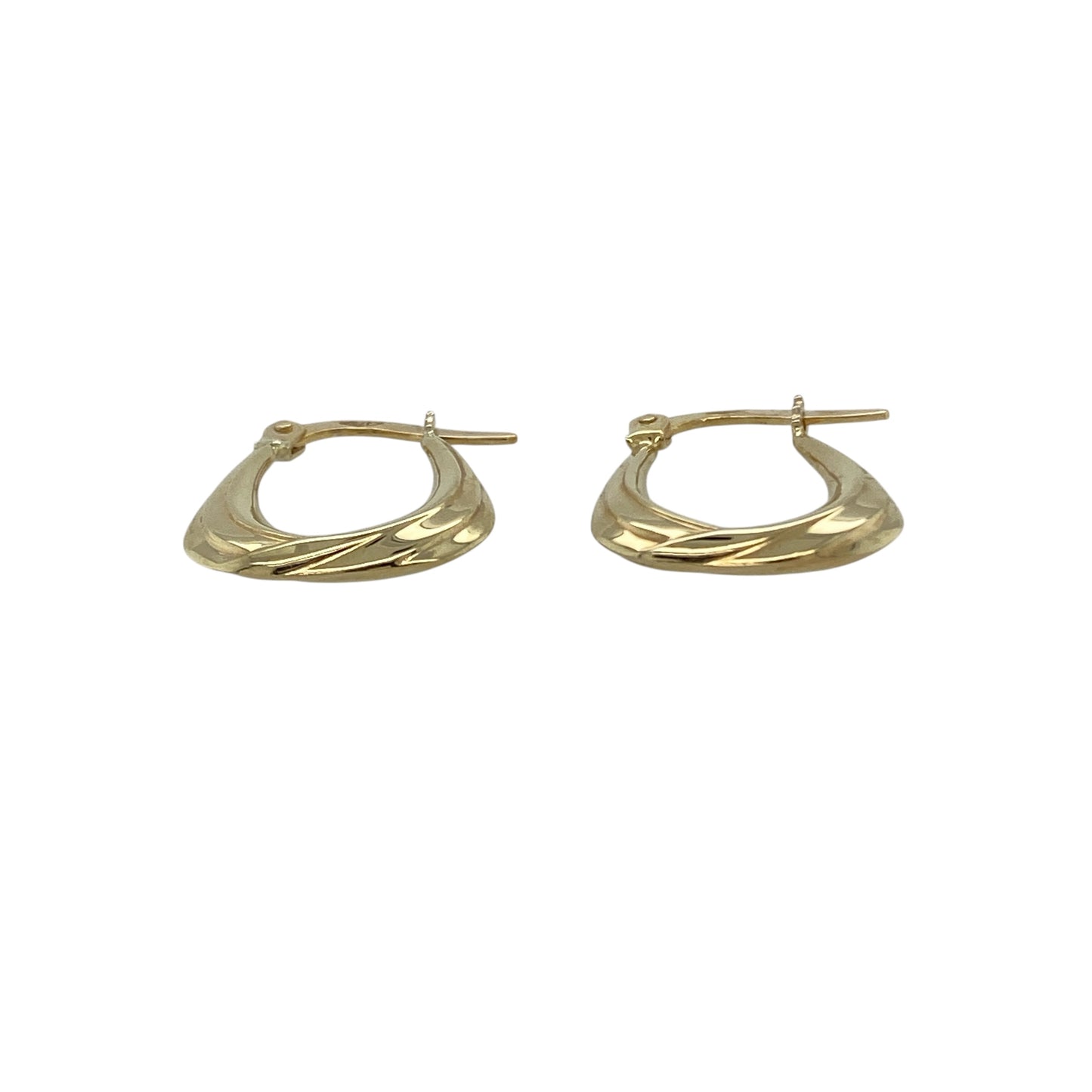 Bring delicate charm and subtle detail to your collection with these pre-owned 9ct yellow gold small handbag creole earrings, combining classic design with a touch of texture—perfect for everyday wear or understated elegance.
Design: The earrings feature a petite handbag-shaped creole design with a slight patterned finish, adding gentle texture and a hint of sparkle to a timeless silhouette.