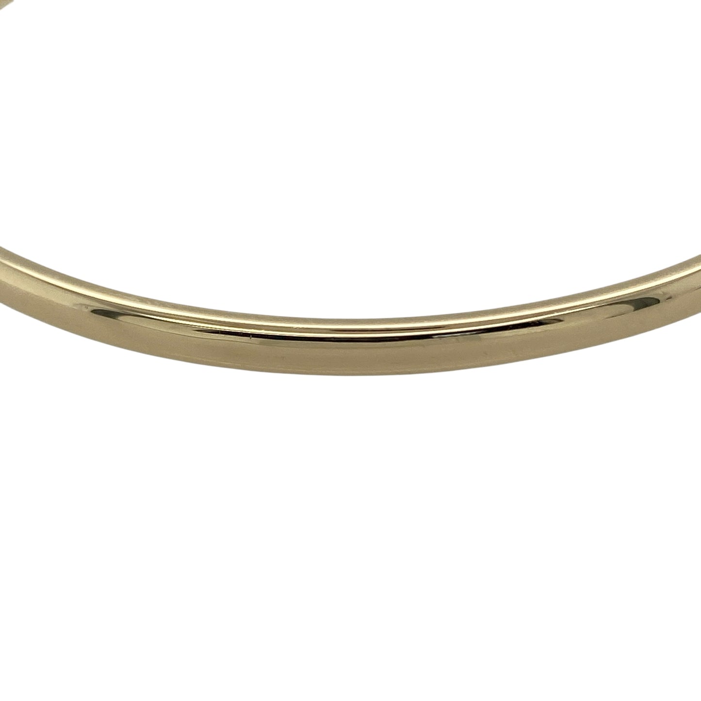 Bring classic sophistication and timeless simplicity to your collection with this pre-owned 9ct yellow solid gold plain bangle, combining enduring style with a polished finish—perfect for both everyday wear and elegant occasions.
Design: The bangle features a smooth, plain design with a 3mm width, offering a sleek and refined look that pairs beautifully with other pieces or stands out on its own.