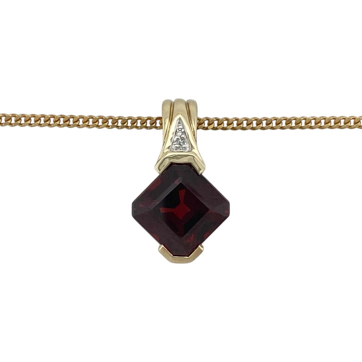 Bring rich colour and refined sparkle to your collection with this pre-owned 9ct yellow gold diamond and garnet pendant necklace, combining timeless elegance with luxurious detail—perfect for both evening occasions and sophisticated everyday wear.
Design: The pendant features a striking 10mm by 10mm square-cut garnet at its centre, framed by a halo of shimmering diamonds for added brilliance.
