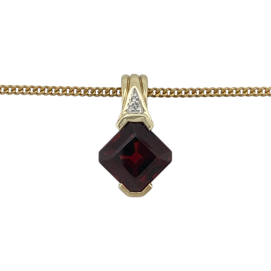 Bring rich colour and refined sparkle to your collection with this pre-owned 9ct yellow gold diamond and garnet pendant necklace, combining timeless elegance with luxurious detail—perfect for both evening occasions and sophisticated everyday wear.
Design: The pendant features a striking 10mm by 10mm square-cut garnet at its centre, framed by a halo of shimmering diamonds for added brilliance.